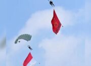 10 Penerjun Brigif 3  Kostrad Hiasi Langit Monas dalam Rangka HUT Ke-79 TNI