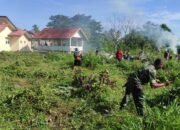 TNI Bersama Warga Gotong Royong Bersihkan TPU Di Nibong.