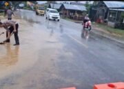 Sinergi Polisi dan Warga: Upaya Preventif Satlantas Polres Pidie Jaya Tangani Genangan Air