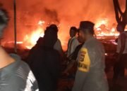 Polsek, Koramil, Damkar, dan Warga Bersinergi Padamkan Kebakaran Besar di Pasar Sp.4 Nyong, Pidie Jaya