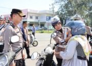 Operasi Keselamatan Seulawah 2025 Dimulai, Kapolres Pidie Jaya Bagikan Helm Gratis untuk Edukasi Keselamatan
