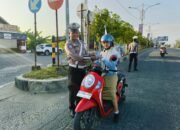 Satlantas Polres Pidie Bagikan Ratusan Brosur dan Stiker Tertib Berlalu Lintas