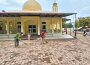 Bulan Ramadhan Tak Menjadi Penghalang, Babinsa Gotong Royong Membersihkan Masjid