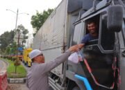 Berkah Ramadhan, Polres Aceh Tamiang Berbagi Takjil Kepada Pengguna Jalan