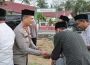 Wakili Bupati, Kapolres Pidie Jaya Serahkan Bantuan untuk Kemakmuran Masjid dalam Safari Ramadhan