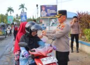 Berbagi Takjil, Kapolres Aceh Tamiang : Berbagi dan Kebersamaan Dengan Masyarakat di Bulan Suci Ramadhan