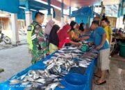 Komsos Dengan Pedagang Ikan, Babinsa Himbau Hindari Pemakaian Bahan Pengawet