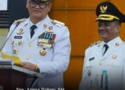Parlementaria, Gubernur Aceh H. Muzakir Manaf Menyematkan Tanda Pangkat Kepada Bupati Aceh Tamiang, Drs. Armia Pahmi, M.H