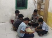Bersama Remaja, Brigadir Warli Tadarusan Usai Sholat Tarawih Berjamaah