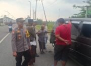 “Sigap dan Peduli, Petugas Patroli Pos Pelayanan Polres Pidie Jaya Bantu Pemudik Cari Tukang Bengkel