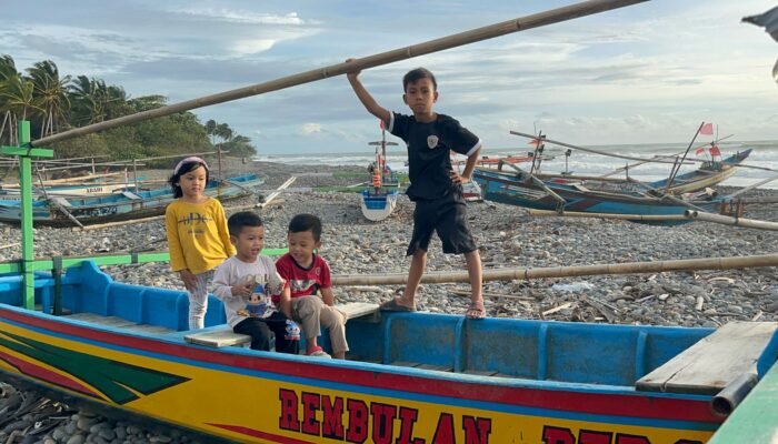 Pantai Hili di pesisir bengkulu sikembar anakkampung bersama saudara menaiki perahu/sampan nelayan lagi parkir