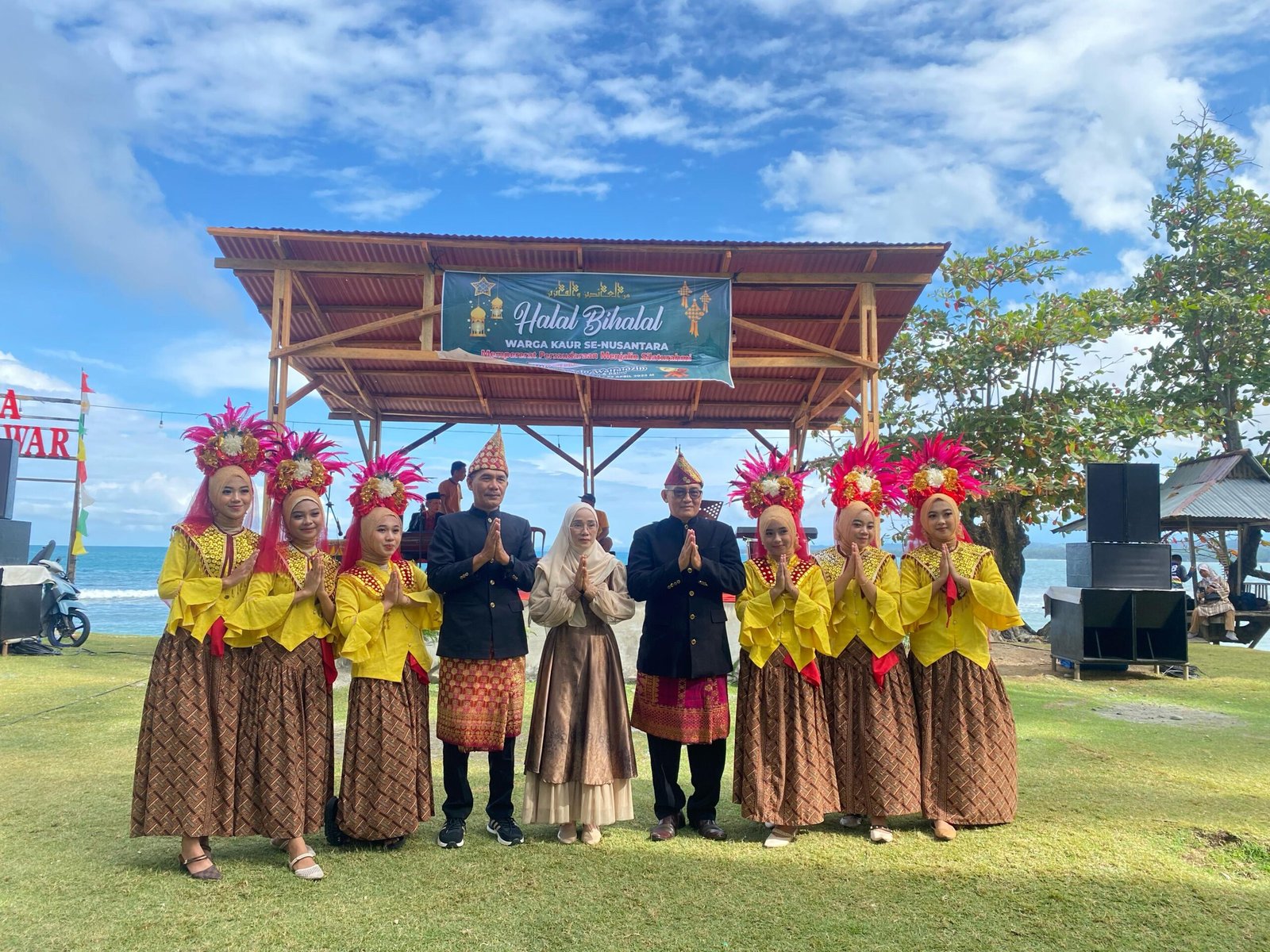adek-adek yang menari bersama warga kaur di perantauan