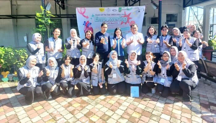 Humas Universitas Batam Bapak Dr. Agus S Siagian, SH. MH. dalam rangka kegiatan kemanusiaan dengan anggota AMSA Fakultas kedokteran Uniba