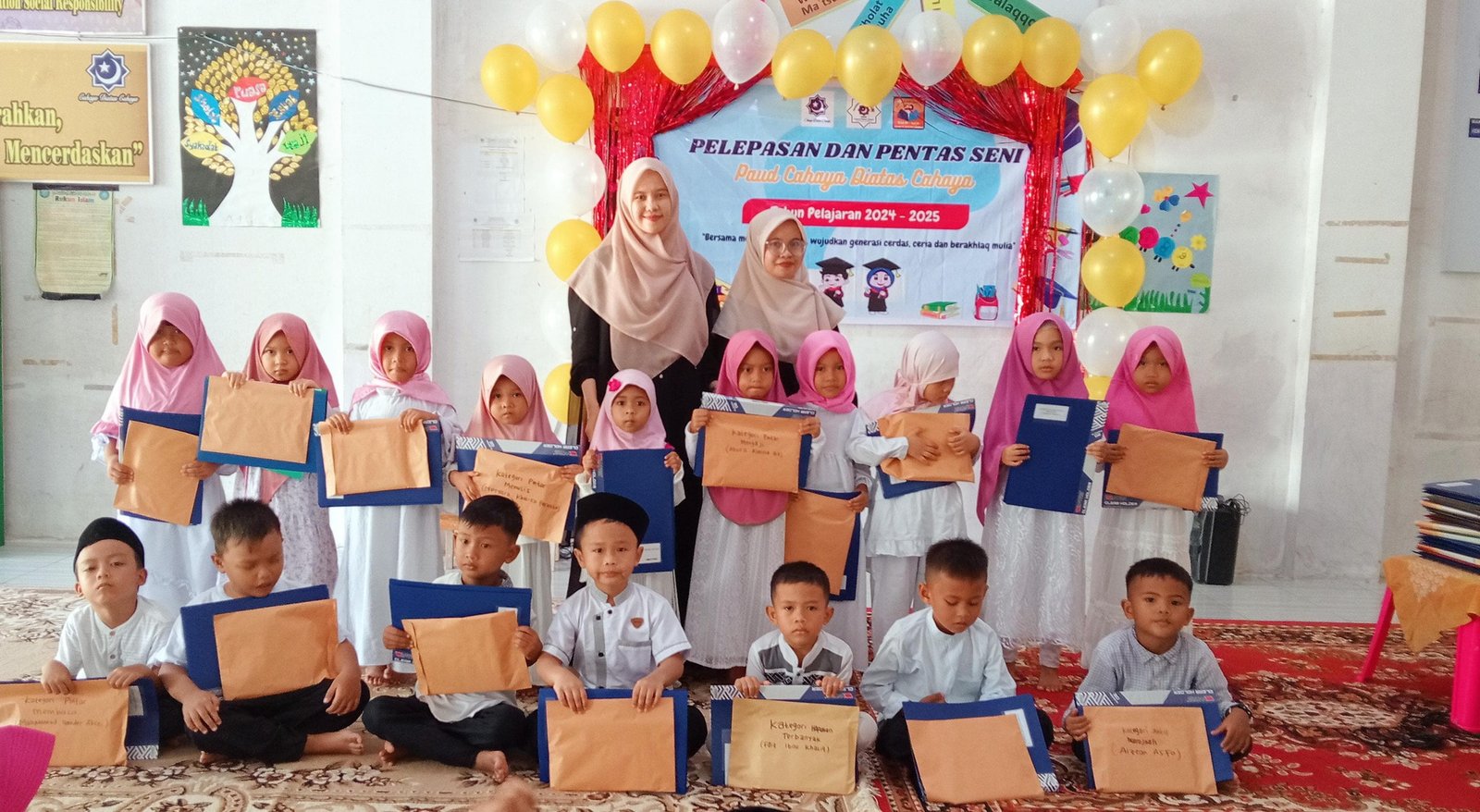 Poto bersama setelah pembagian piagam