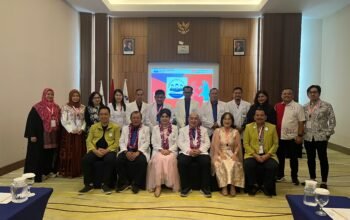 Ketum PDSI, Brigjen TNI (Purn) Dr Jajajng edi Priyanto, SpB. Mars Dan Waketum PDSI Prof Deby Vinski beseta jajaran dan anggota Perkumpulan Dokter Seluruh Indonesia Lainnya.