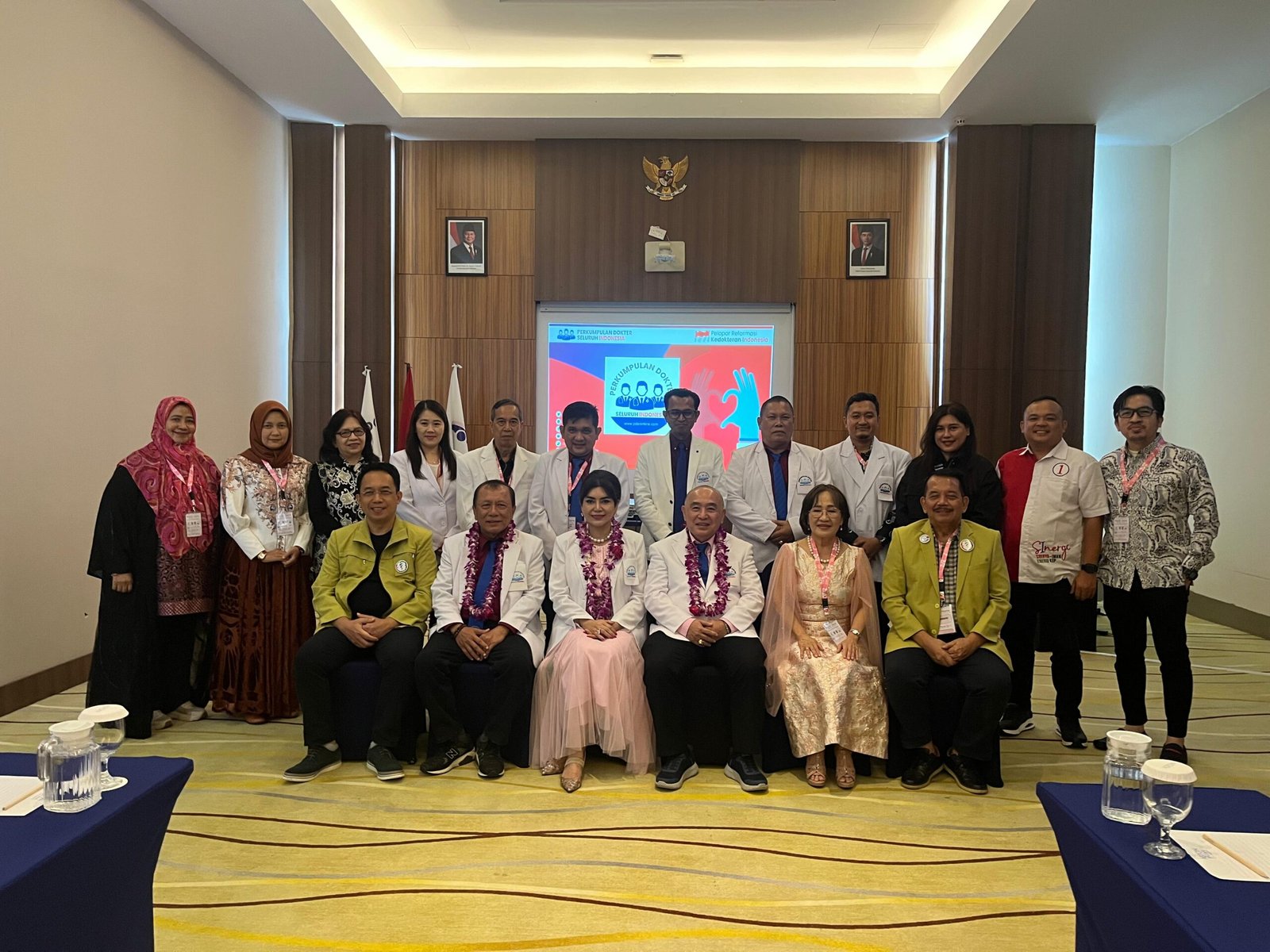 Ketum PDSI, Brigjen TNI (Purn) Dr Jajajng edi Priyanto, SpB. Mars Dan Waketum PDSI Prof Deby Vinski beseta jajaran dan anggota Perkumpulan Dokter Seluruh Indonesia Lainnya.