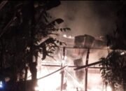 Warga Bersama Polres Pidie Jaya dan Polsek Trienggadeng Bahu Membahu Padamkan Kebakaran Rumah di Trienggadeng