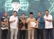 Menteri Desa dan Pembangunan Daerah Tertinggal Yandri Susanto Terima Penghargaan Pena Emas 2025 dari Forum Pimred
