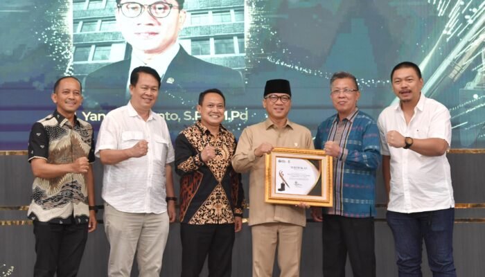 Menteri Desa dan Pembangunan Daerah Tertinggal Yandri Susanto Terima Penghargaan Pena Emas 2025 dari Forum Pimred