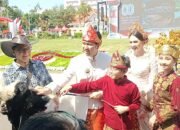 Bu Arumi dan Keluarga Dapat Hadiah Kambing Etawa, Jadi Pusat Perhatian