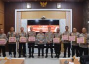 Kapolres Aceh Tamiang Bagikan Bendera Merah Putih sambut Hari Kemerdekaan RI Ke 80