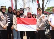 Kapolres Pidie Jaya Bagikan 100 Bendera Merah Putih kepada Pengendara dalam Semarak HUT RI ke-80