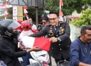 Jelang HUT RI ke-80, Kapolres Pidie Bersama Forkopimda Bagikan Bendera Merah Putih kepada Pengendara di Kota Sigli
