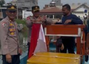 Semarak HUT RI ke-80, Polres Pidie Jaya Pasang Bendera Merah Putih di Kapal Nelayan Kuala Lhok Meureudu