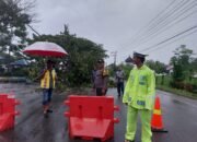 Polisi Sigap Evakuasi Pohon Tumbang di Jalan Nasional Pidie Jaya