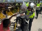 Patroli Sambil Berbagi, Polwan Polres Pidie Jaya Hadir di Tengah Warga