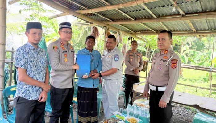 Kapolres Pidie Bersama Jasa Raharja Serahkan Santunan kepada Korban Kecelakaan Lalu Lintas