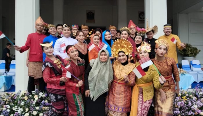 Peringatan Sumpah Pemuda di Malang: Bendera Raksasa dan Seni Tradisional Warnai Balai Kota