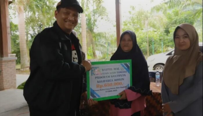 Turun Padang ke Tenggulun, Bupati Armia Tinjau Usulan Pembangunan dan Serahkan Bantuan di Kampung Selamat