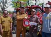Serahkan 5 Unit Traktor Roda Empat Kepada Kelompoktani, Bupati Aceh Tamiang: Terima Kasih Pak Mentan!
