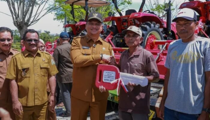 Serahkan 5 Unit Traktor Roda Empat Kepada Kelompoktani, Bupati Aceh Tamiang: Terima Kasih Pak Mentan!