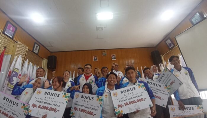 Ketua KONI Jambi, Mat Sanusi, S.Pd, M.Si Beri Bonus Pada Atlet Pelatih Official PON Bela diri Kudus 2025