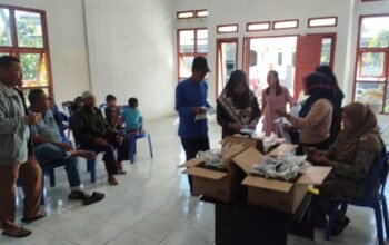Pemerintah Desa Warung Pojok Salurkan Bantuan Sosial Beras dan Minyak Kepada 34 Keluarga Penerima Manfaat 
