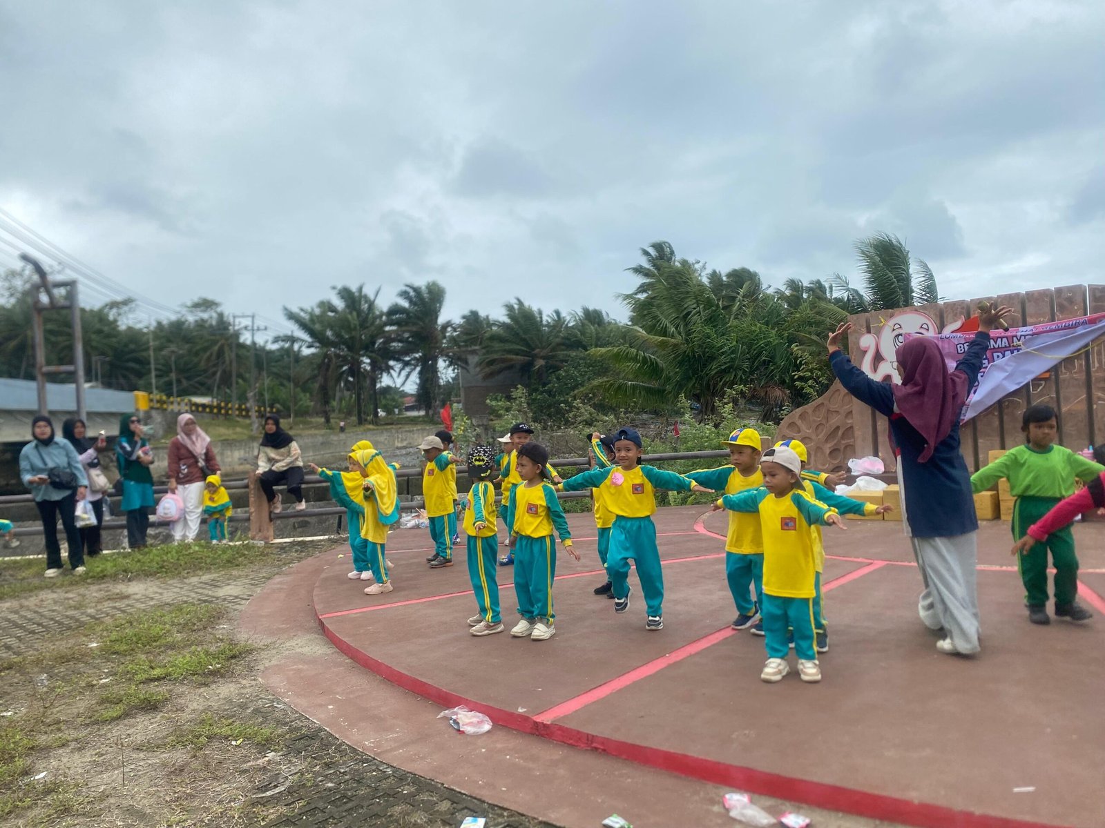 Anak-anak PAUD Cahaya di atas Cahaya tampil dengan penuh percaya diri, mencuri perhatian penonton.