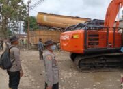 Polres Aceh Tamiang Evakuasi Truck Tangki Pasca Bencana Banjir Bandang