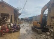 Menggunakan Bantuan Alat Berat Dari Wakapolri, Polres Aceh Tamiang Lakukan Pembersihan Lumpur dan Sisa Sisa Material Pasca Banjir Di Pemukiman Warga
