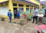 Personel Polsek Tamiang Hulu Bersama BKO Airud Polda Aceh Bersihkan SDN 1 Tamiang Hulu Pasca Banjir