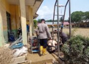 Polsek Simpang Kiri Monitoring Pembuatan Sumur Bor Bantuan Polri di SMPN 5 Kejuruan Muda