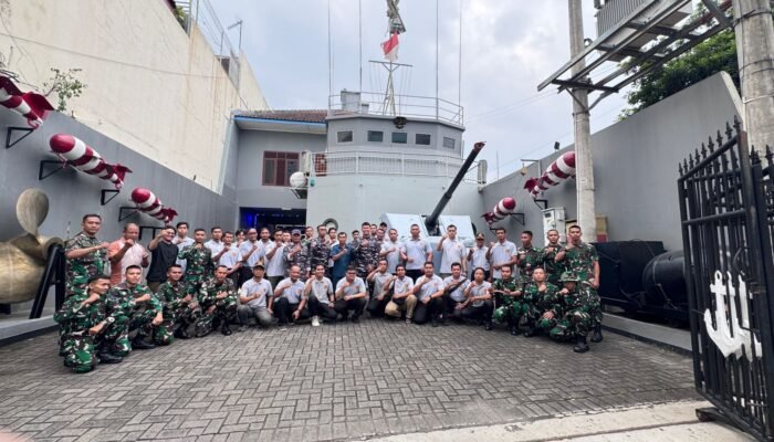 Perkuat Wawasan Kebangsaan Maritim, Dispsial Fasilitasi Kunjungan Edukatif Abdi Dalem Prajurit Kraton Yogyakarta ke Museum Bahari