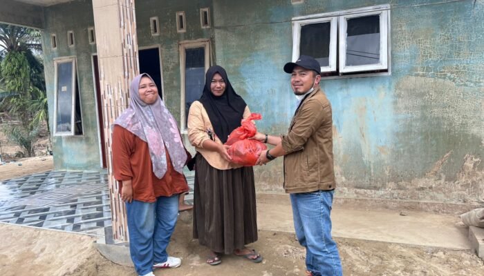 Kebun Baru Salurkan Bantuan Sembako ke Desa Tanjung Geulumpang, Wujud Kepedulian terhadap Masyarakat