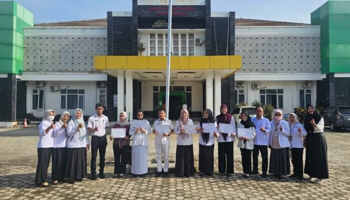 dr. Ahmad Mufti Herdiawansyah, MH, beserta staf medis dan manajemen rsud kab kaur