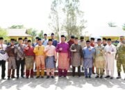 Gunakan Atribut Melayu, Kapolres Aceh Tamiang Hadiri Upacara Hardiknas
