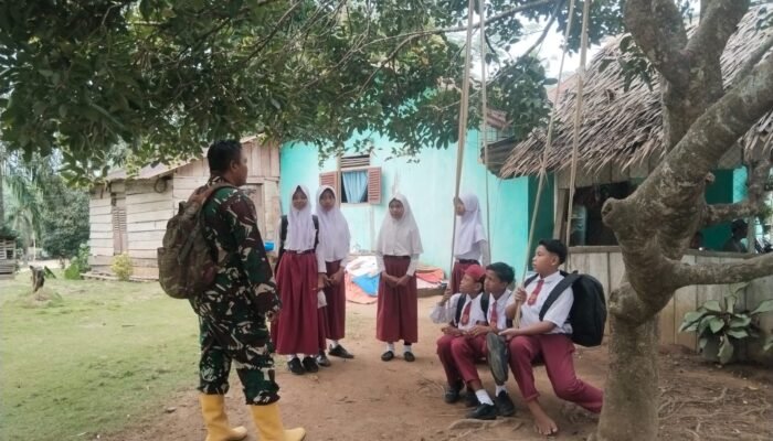 Babinsa Komsos Dengan Siswa SD Beri Arahan Menjadi Anak Disiplin
