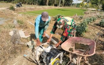 Melalui Mesin Pompa Air, Babinsa Bantu Petani Mengairi Sawah