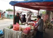 Antisipasi Inflasi, Babinsa Cek Langsung Harga Sembako di Pasar Tradisional