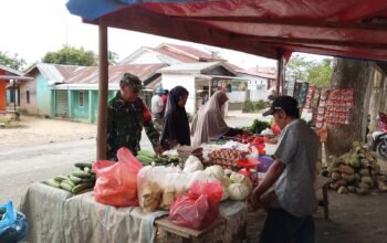 Antisipasi Inflasi, Babinsa Cek Langsung Harga Sembako di Pasar Tradisional